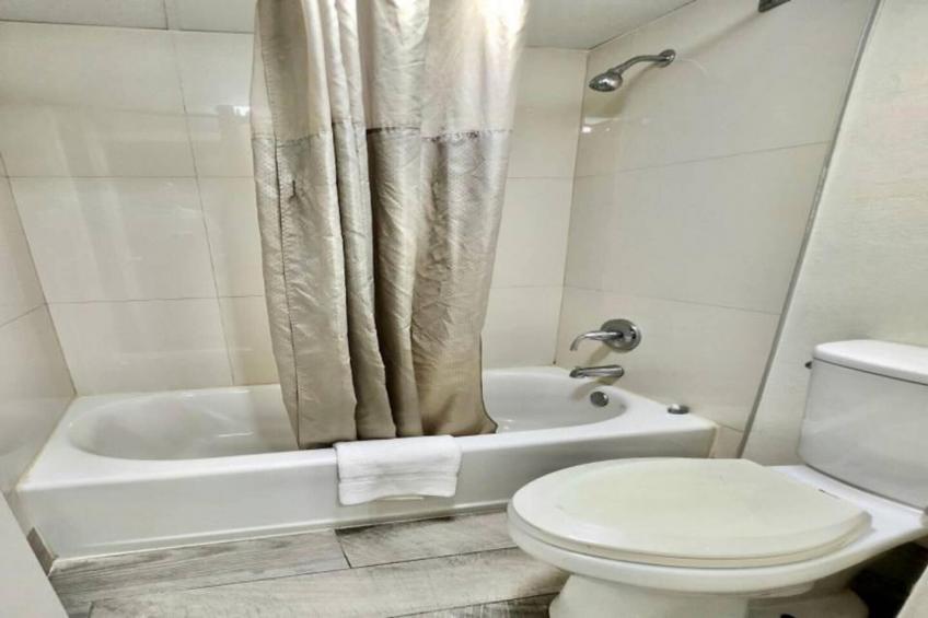 1 King Bed  Mobil Access Tub Nsmk Kitchen - foto 36