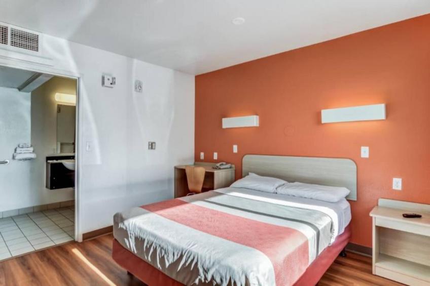 1 Queen Bed  ADA/RI Shower/Non-Smoking - foto 9