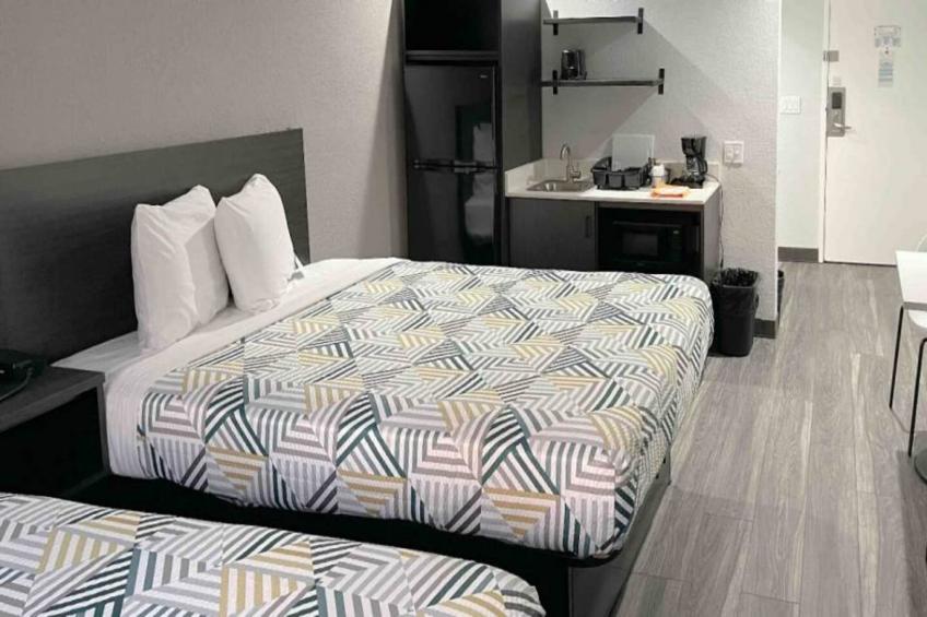 2 Queen Beds  Non-Smoking Micfridge - foto 5