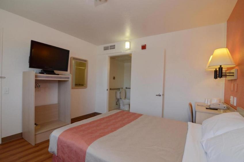 1 Full Bed  Mobility Access RI Shwr NsmkMicfridge - foto 19