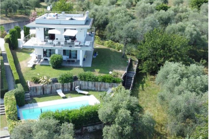 Casa Bougainville with pool and lake view