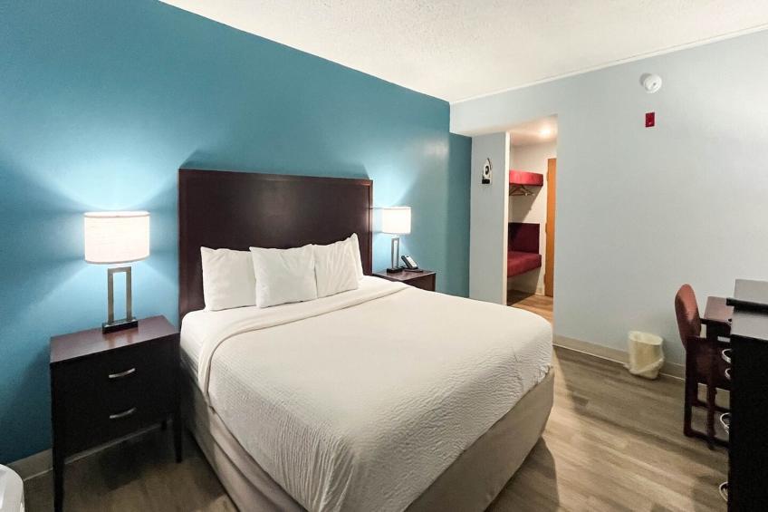 1 King Bed | Non-Smoking, Micfridge - foto 15