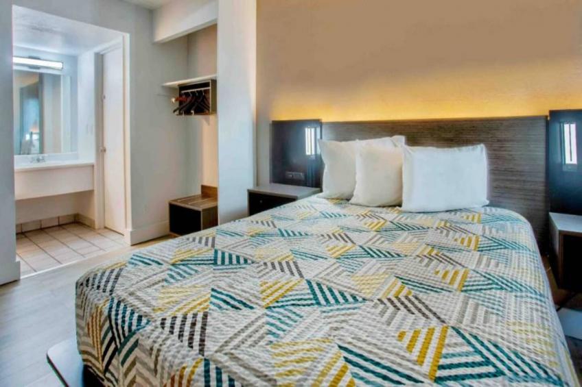 1 Queen Bed  Non-Smoking Micfridge - foto 11