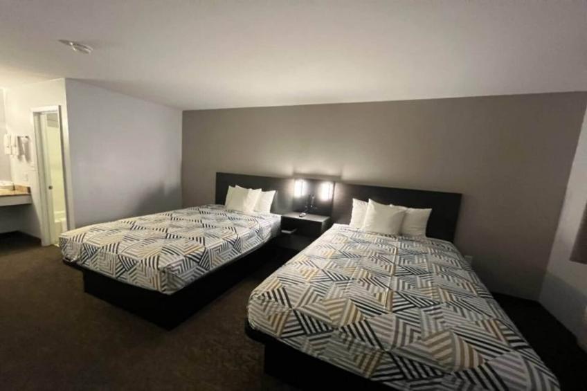 2 Full Beds  Non-Smoking Micfridge - foto 17