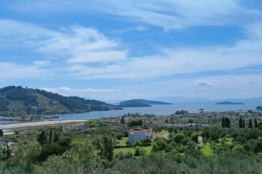 Berge und die ikonische Landebahn des Flughafens Skiathos - foto 9