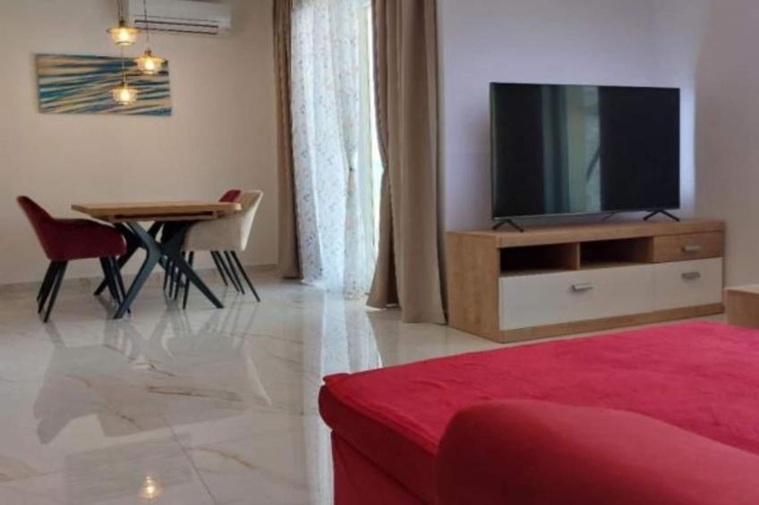 Villa Tamaris - Two Bedroom Holiday Home with Terrace and Swimming pool