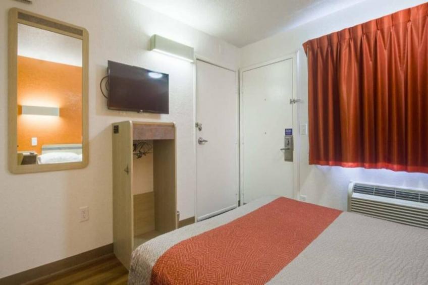 1 Queen Bed  Non-Smoking Micfridge - foto 9
