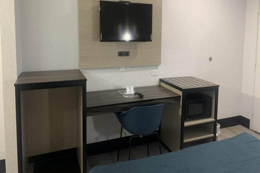 1 Full Bed  ADA/RI Shower - foto 12