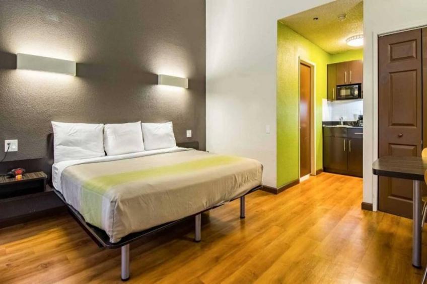 1 Queen Bed  Mobil Access Tub Nsmk Kitchen - foto 11