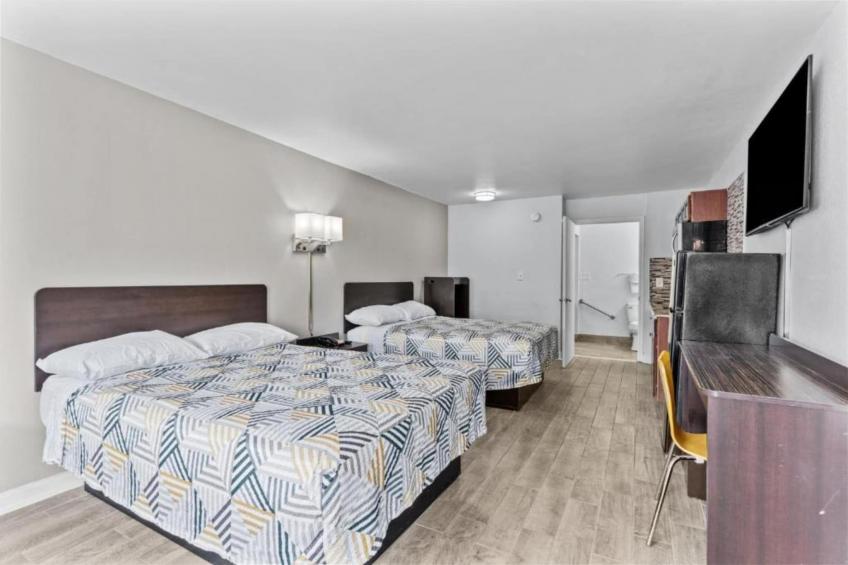 2 Queen Beds  Non-Smoking Kitchen - foto 3