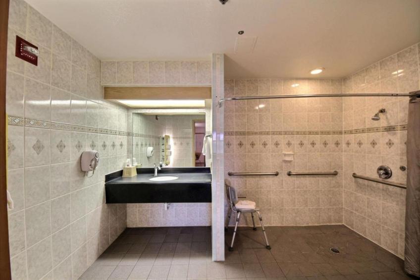 2 Queen Beds  Smoking Kitchen - foto 22