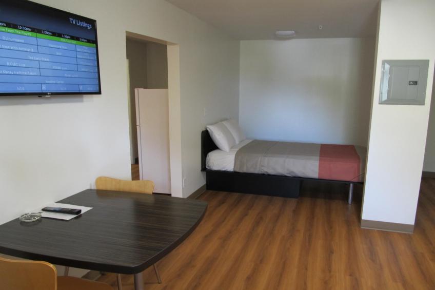 1 King Bed  Non-Smoking Micfridge - foto 11