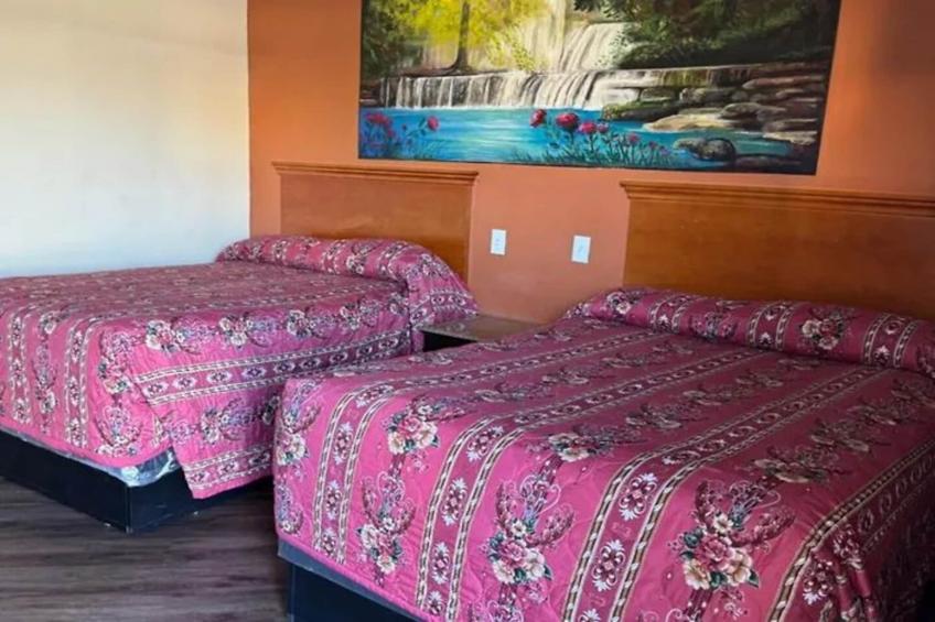 3 Queen Beds Smoking