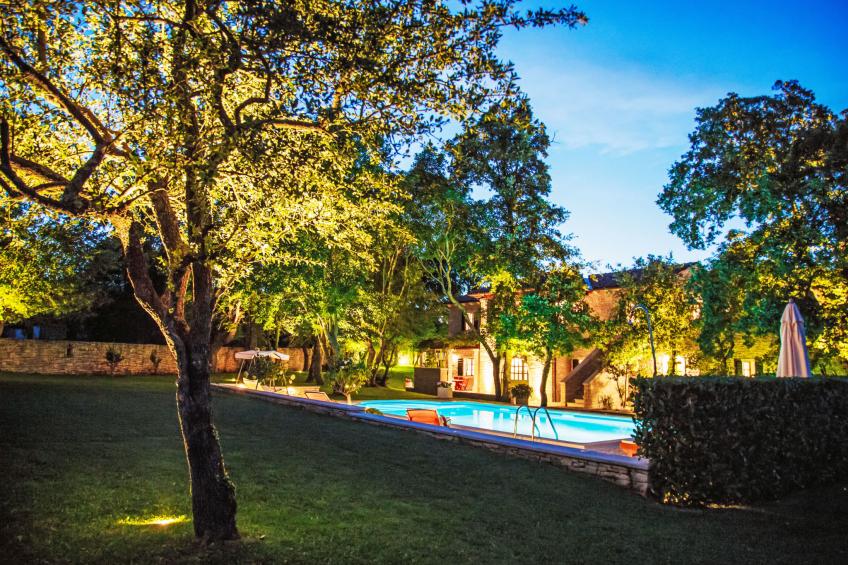 Luxusvilla mit Garten und Pool sowie herrlicher Aussicht