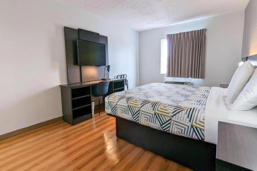 1 King Bed  Premium Mini Fridge - foto 16