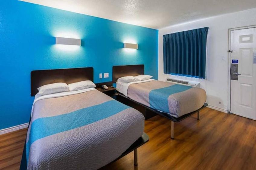 2 FULL BEDS  SMOKING