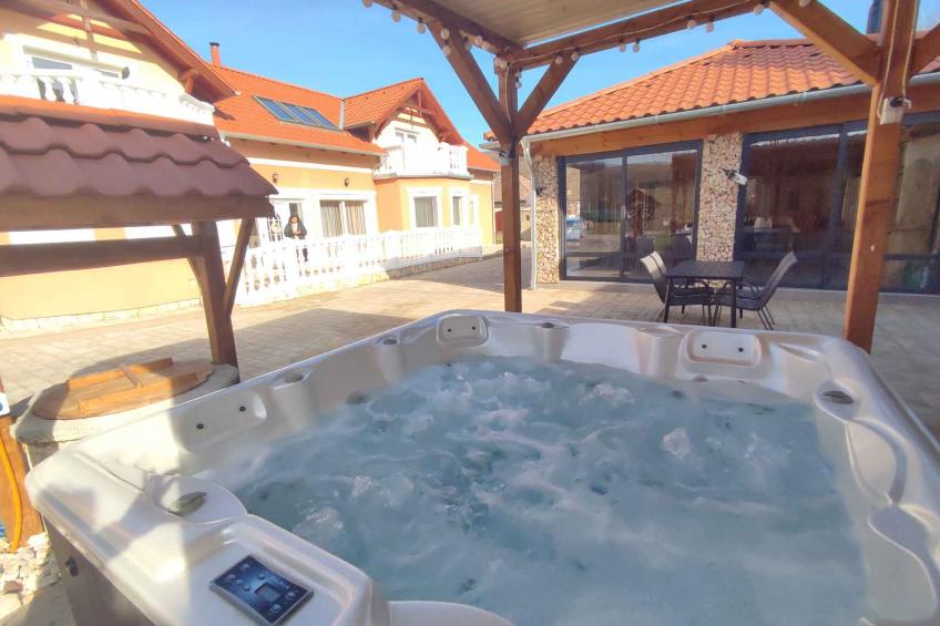 Holiday home with whirlpool, sauna, air conditioning, WiFi and fitness equipment - BF-HJGD2