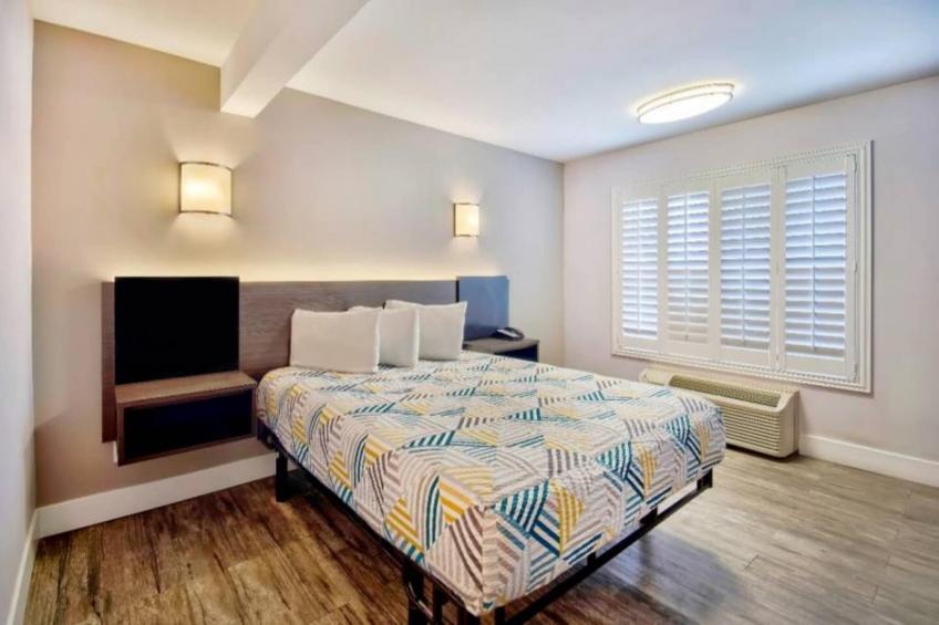1 Queen Bed  Non-Smoking Mini Fridge - foto 19