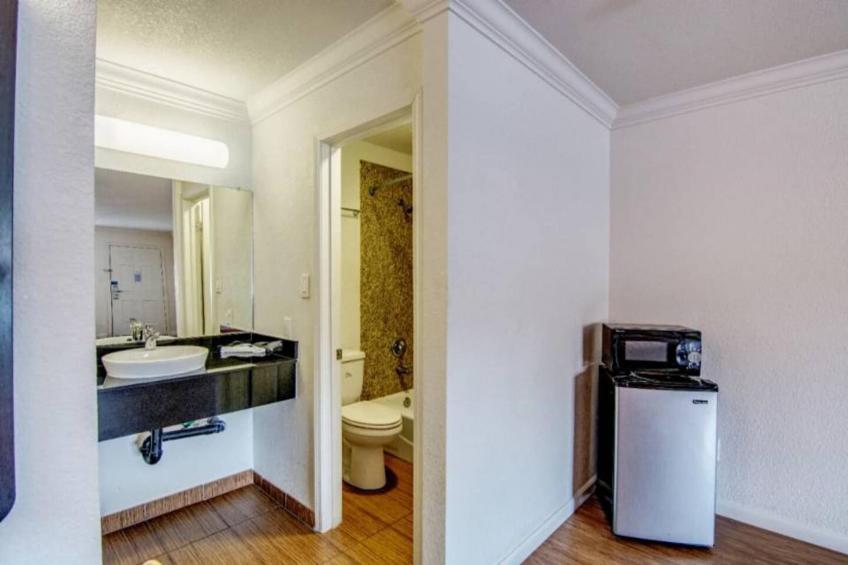 1 King Bed  Non-Smoking Micfridge - foto 12