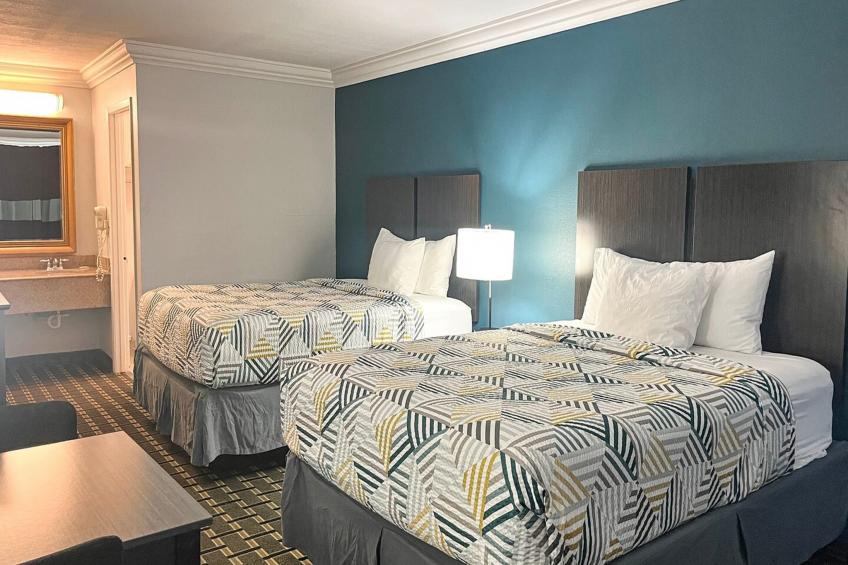 2 Queen Beds | Smoking, Micfridge - foto 5