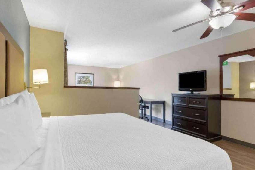 1 Queen Bed | ADA\/RI Shower\/Smoking\/Kitchen - foto 16