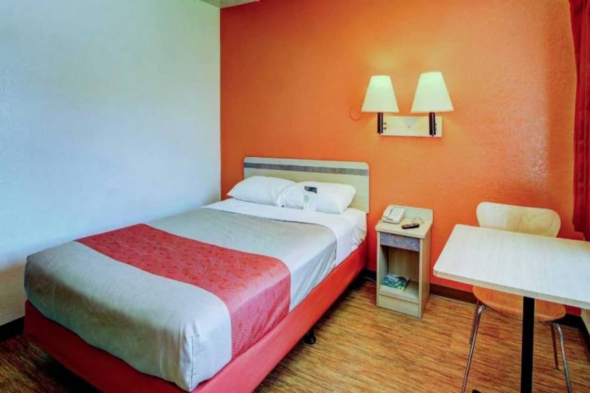 1 Queen Bed  ADA/Tub/Mini Fridge - foto 9