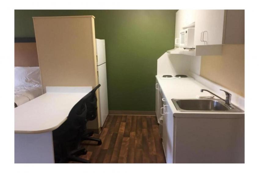 1 Queen Bed  Non-Smoking Kitchen - foto 3
