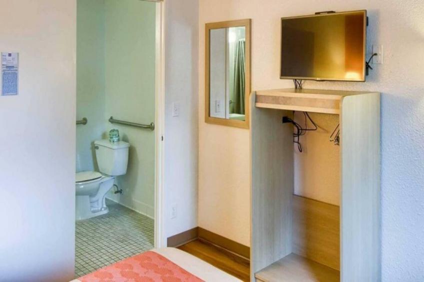 1 Queen Bed  Micfridge - foto 4