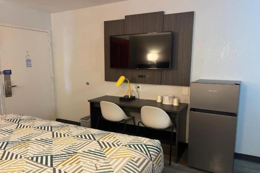 1 Queen Bed  Non-Smoking Kitchen - foto 4