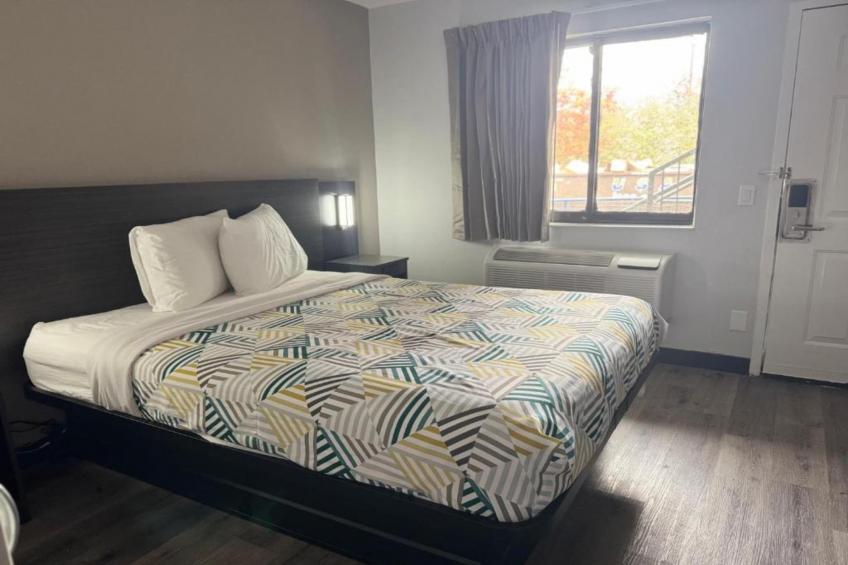 1 King Bed  Non-Smoking Micfridge - foto 15