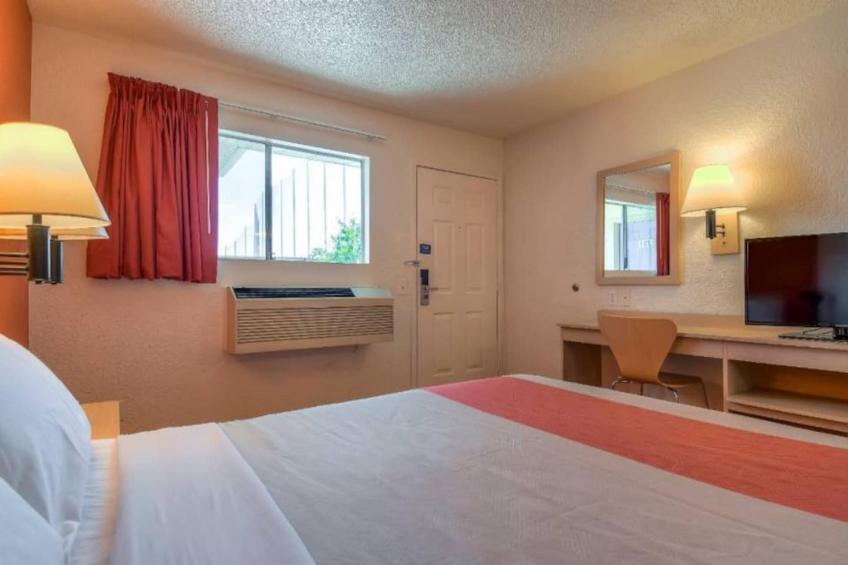 1 Full Bed  ADA/RI Shower - foto 16