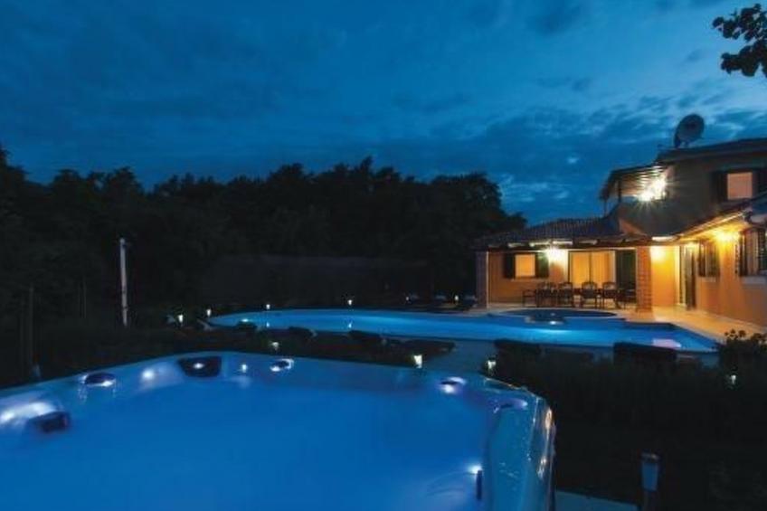 mit Pool, Whirlpool, Terrasse und Garten - foto 4