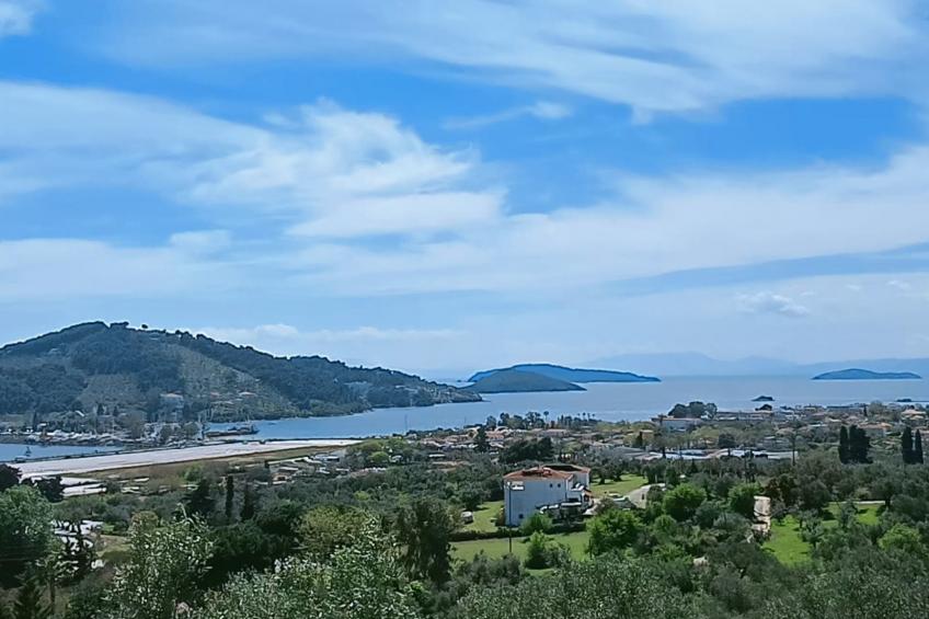 Berge und die ikonische Landebahn des Flughafens Skiathos - foto 19