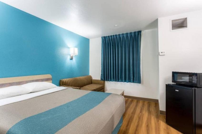 1 Queen Bed  Mobility Accessible Tub Nsmk - foto 6