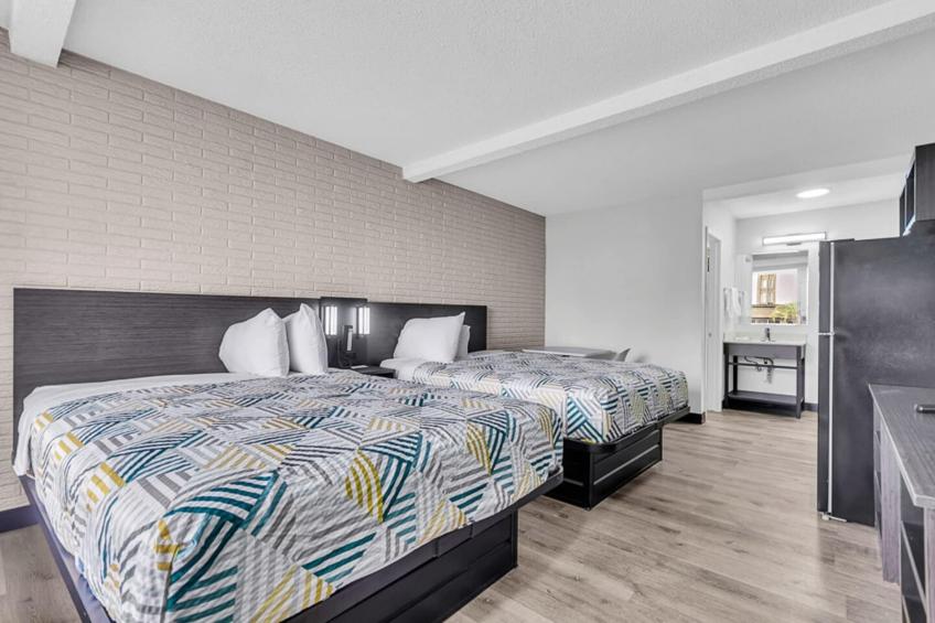 2 Queen Beds  Non-Smoking Kitchen - foto 8