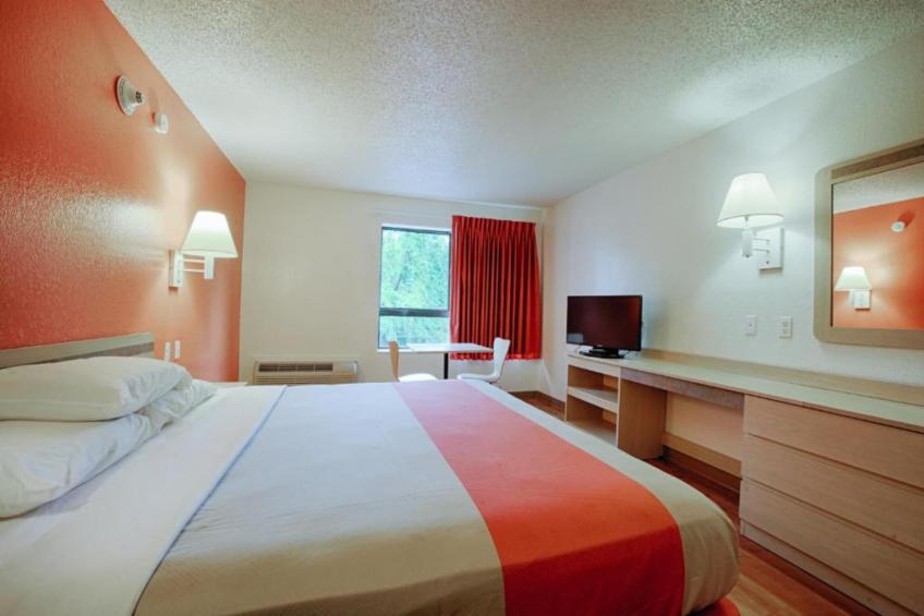 1 Full Bed  ADA/RI Shower - foto 11