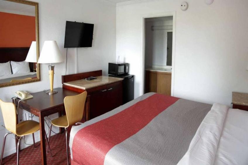 2 Full Beds  Non-Smoking Micfridge