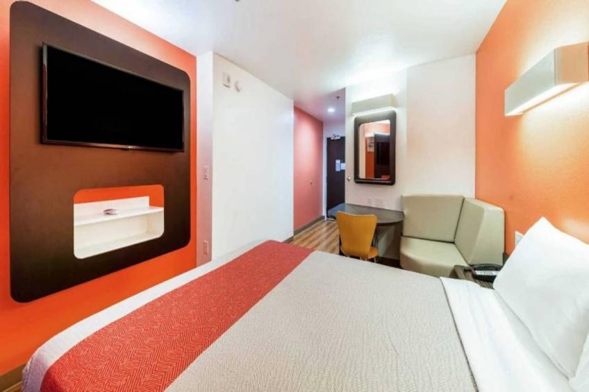1 Queen Bed  Smoking Mini Fridge - foto 7