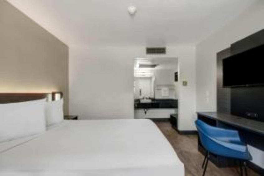 1 Queen Bed  ADA/RI Shower - foto 9