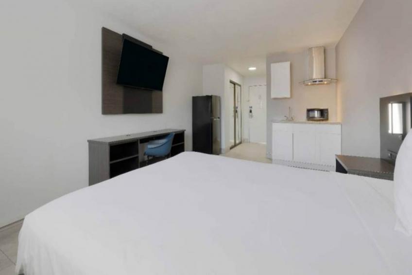 1 Queen Bed  Suite Non-Smoking Kitchen - foto 11