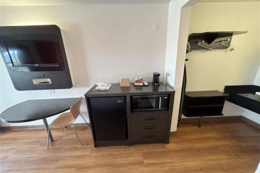 1 Queen Bed  Suite Non-Smoking Micfridge - foto 7