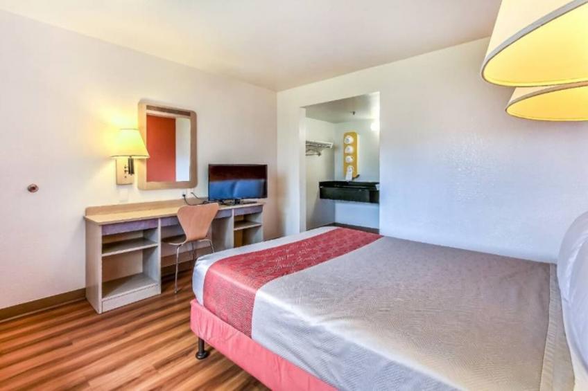 1 Queen Bed  Mini Fridge - foto 11