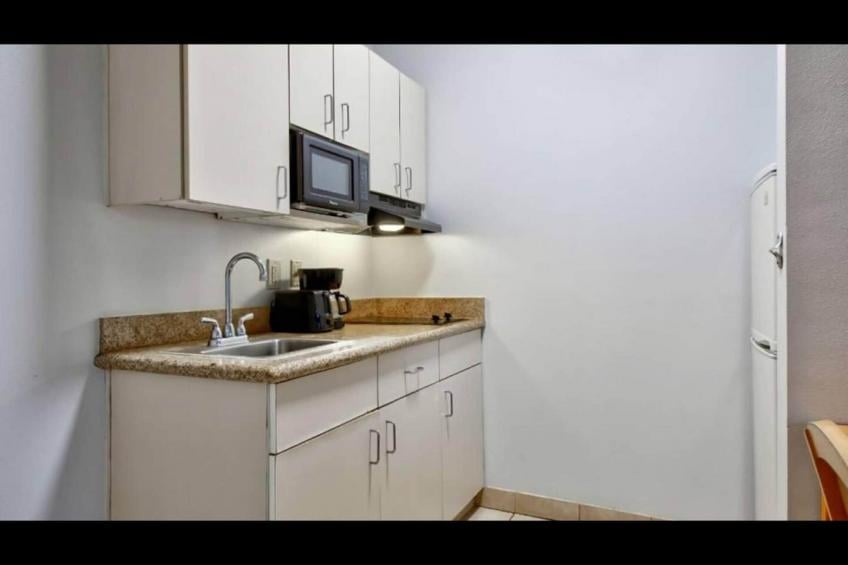 Queen Bed with Kitchenette Smoking - foto 17
