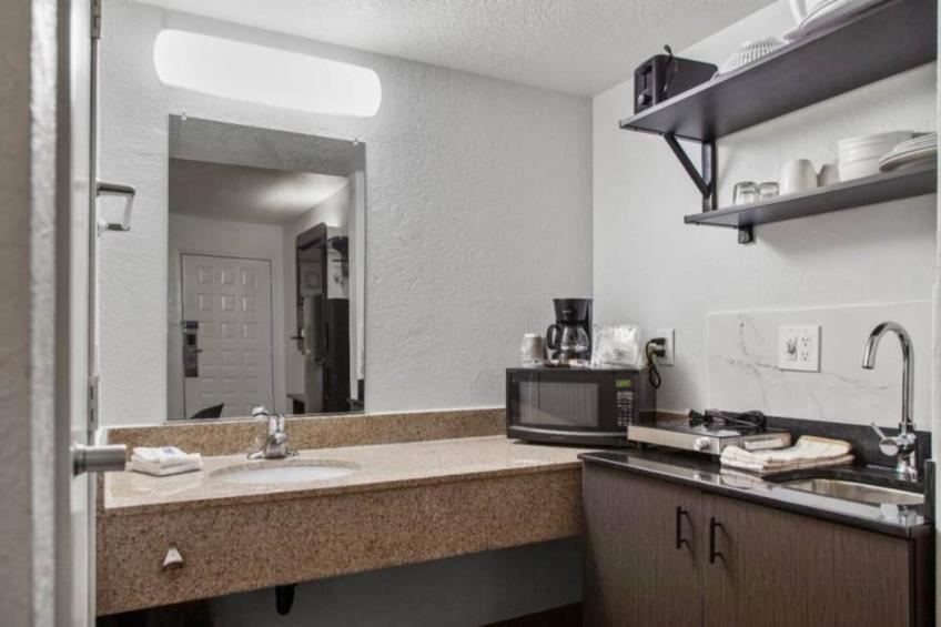 1 Queen Bed  Non-Smoking Kitchen - foto 18