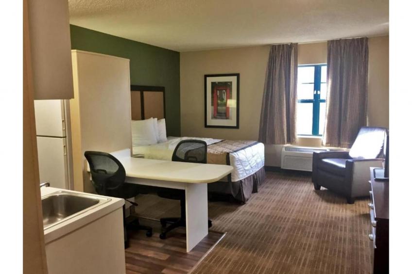 1 King Bed | Non-Smoking, Kitchen, Shower - foto 19