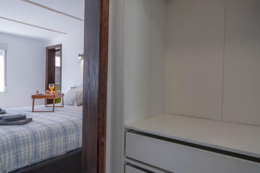 Spektakuläre Höhle mit zwei großen Terrassen am Meer - foto 10