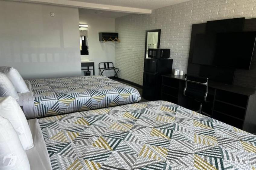 2 Queen Beds  Non-Smoking Micfridge - foto 23