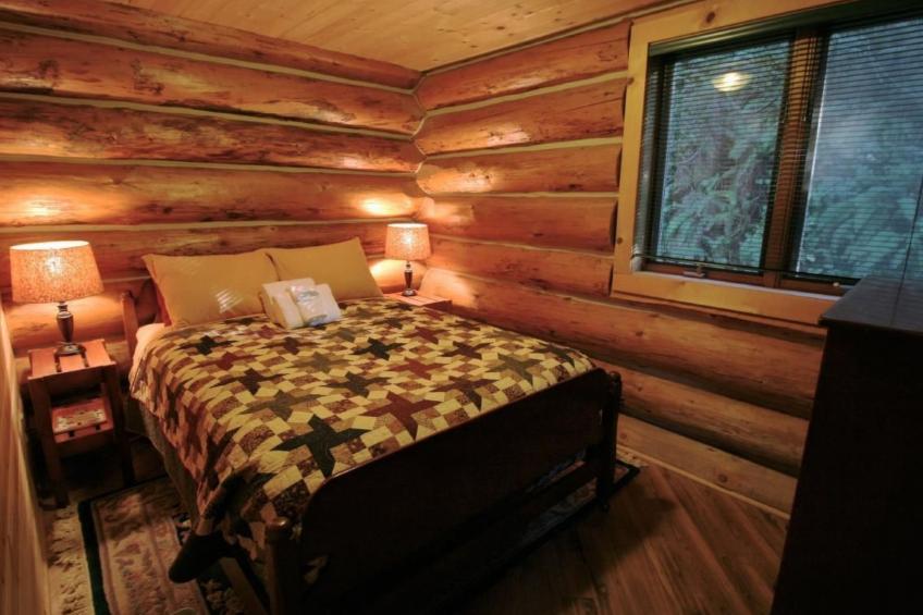 Lakeside Real Log Cabin mit privatem Dock, Haustiere OK - foto 13