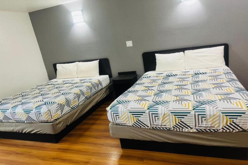 2 Full Beds  Non-Smoking Micfridge - foto 15