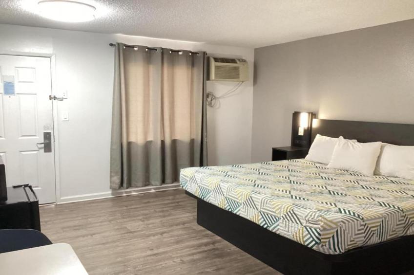 1 King Bed  Non-Smoking Micfridge - foto 6